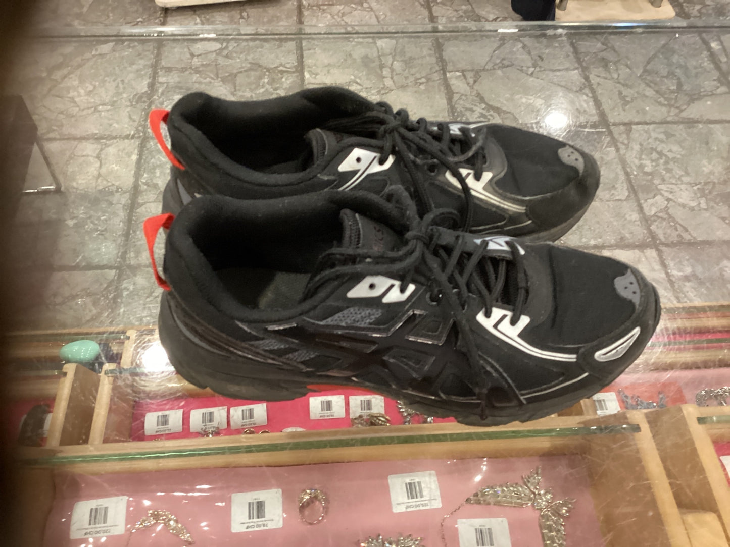 Sneaker Schwarz mit weißen Akzenten